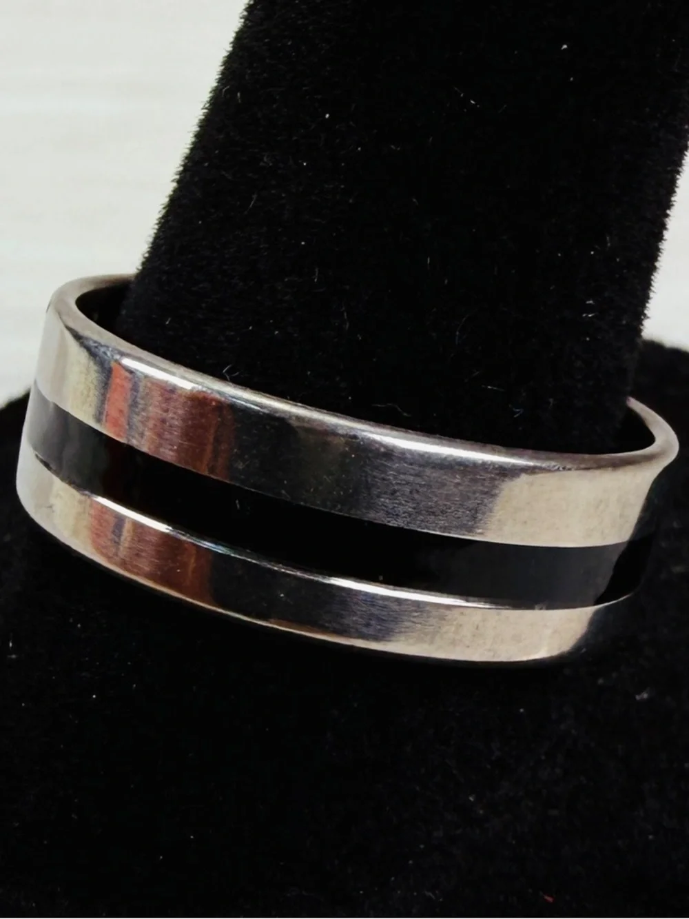 Beautiful unisex, Silvertone and Black size 10 band ring